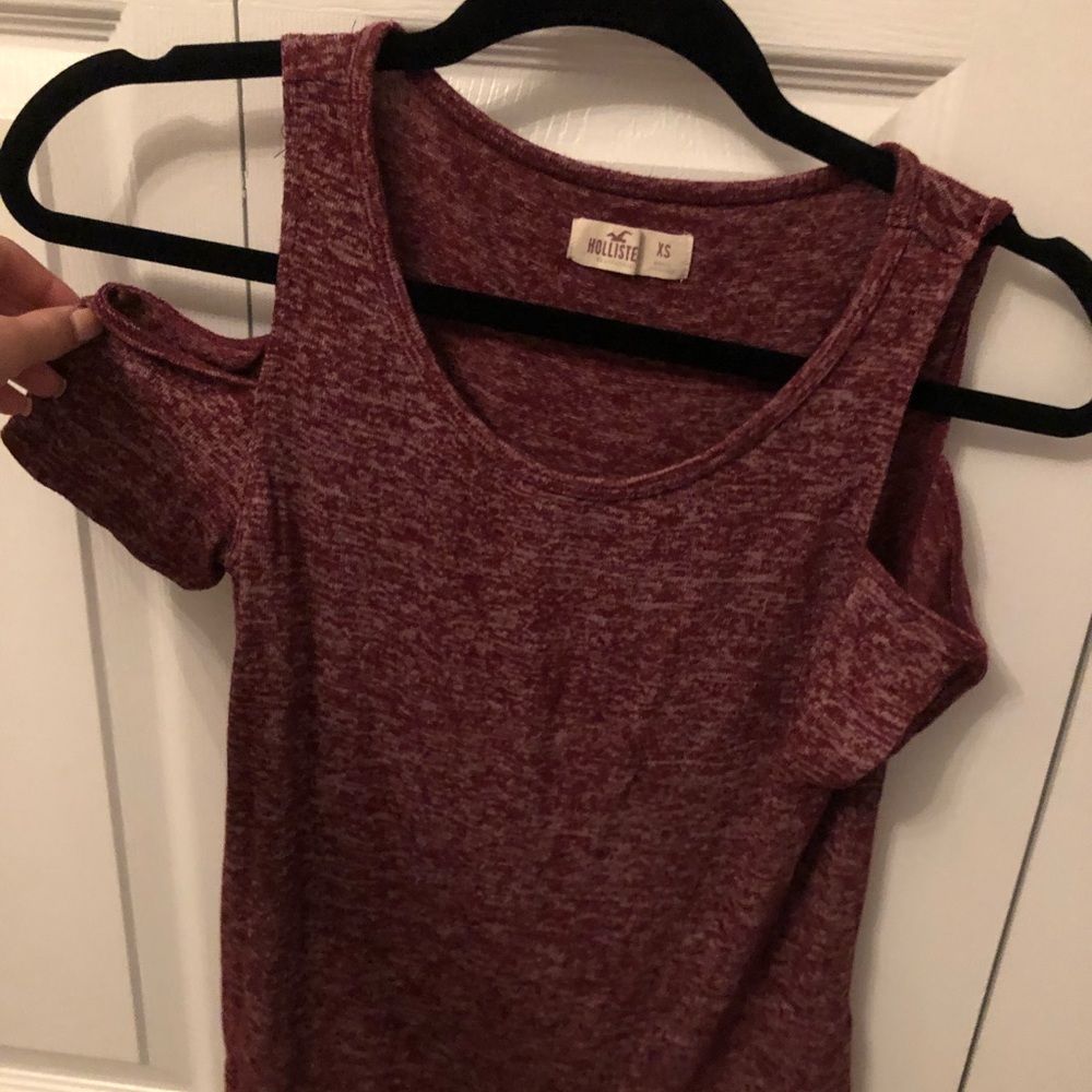 hollister maroon top with white details